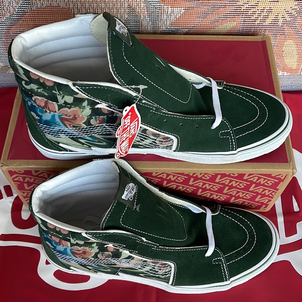 Vans Sk8-Hi Bolt
Liquify Avocado
VNOA5JIVYXH
Men’s sneakers - athletic shoes - Picture 3 of 16